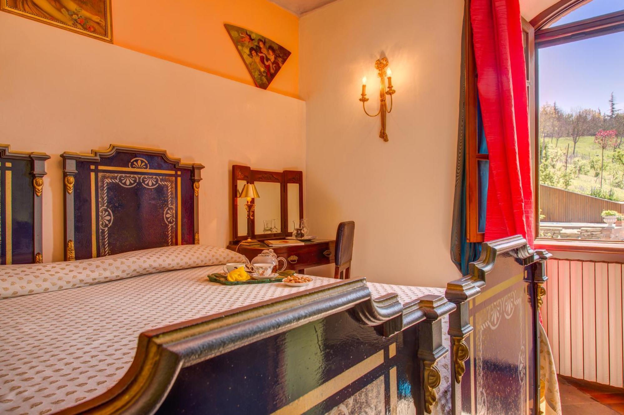 Villa La Favorita ألبا الغرفة الصورة